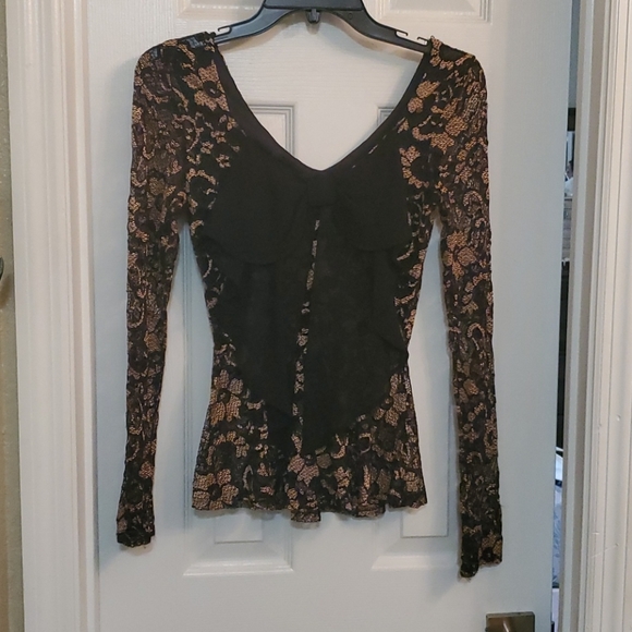 Adorable lace top - Picture 4 of 5